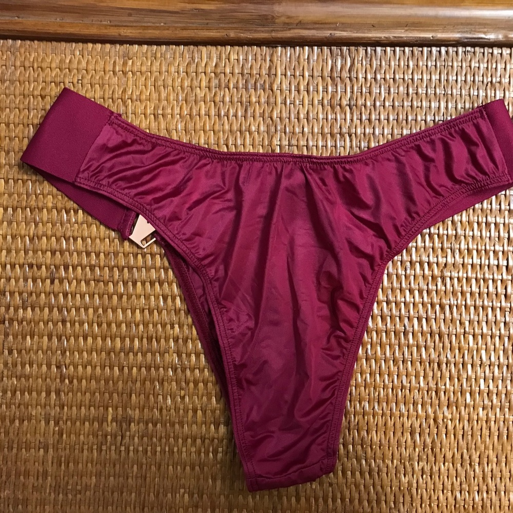 VICTORIA’S SECRET “V” Rose Golden Hardware Panties Size S - Picture 4 of 6